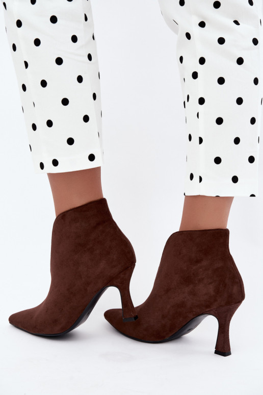 botins femininos com recortes e saltos em chocolate Jelya