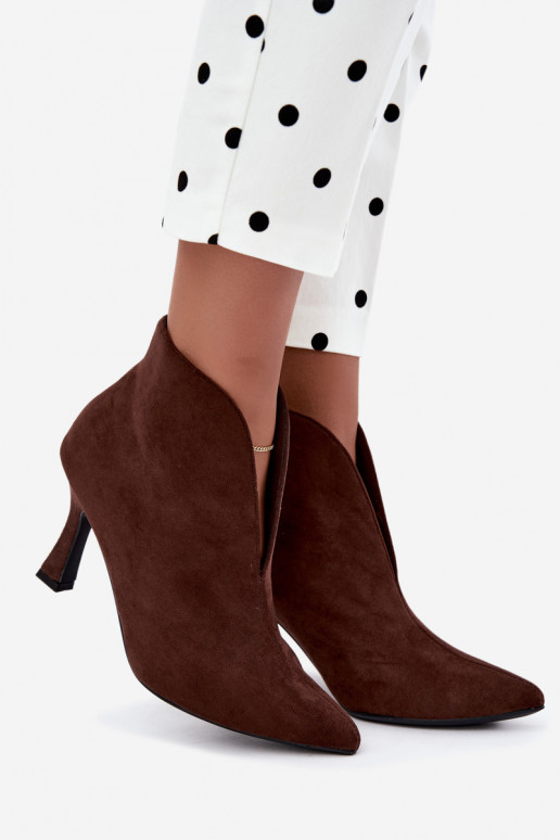 botins femininos com recortes e saltos em chocolate Jelya