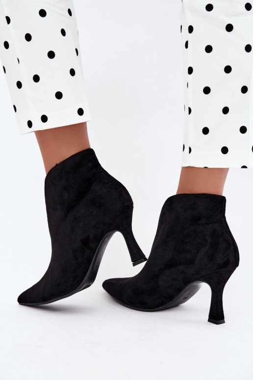 botins femininos com recortes e saltos em preto Jelya