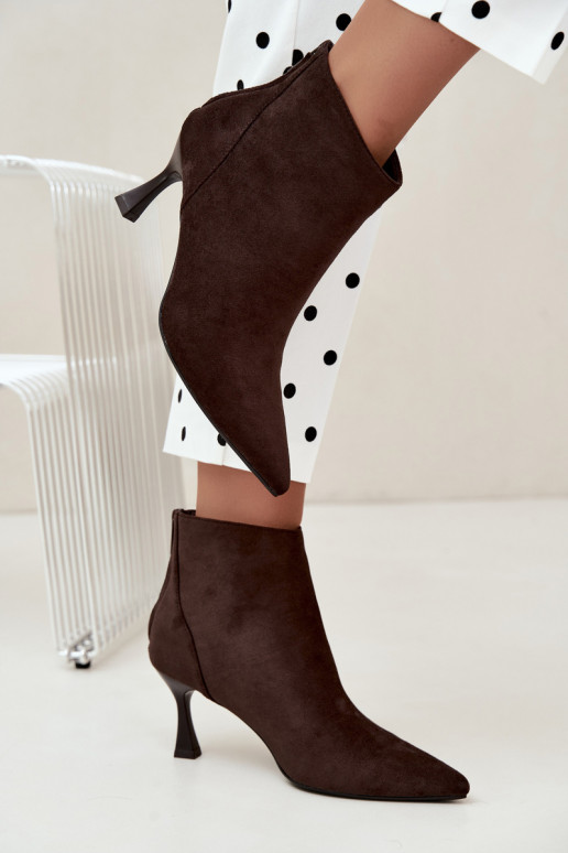 botins femininos isolados com saltos em chocolate Elsya