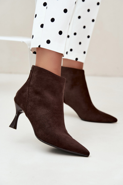 botins femininos isolados com saltos em chocolate Elsya