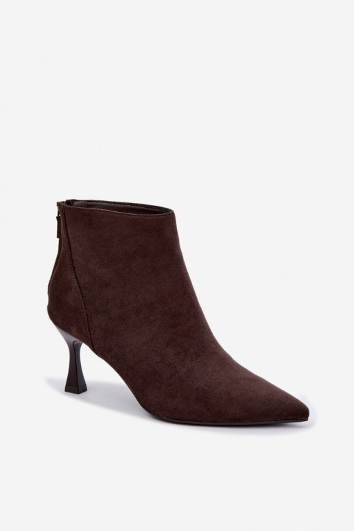 botins femininos isolados com saltos em chocolate Elsya