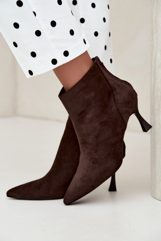 botins femininos isolados com saltos em chocolate Elsya