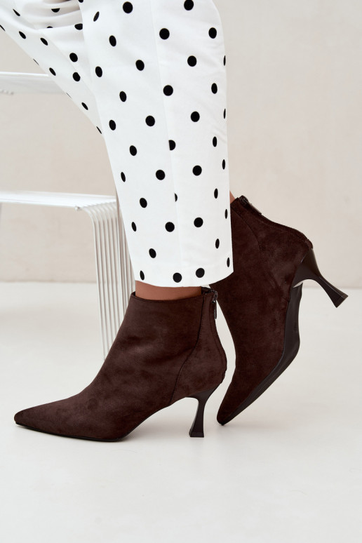 botins femininos isolados com saltos em chocolate Elsya