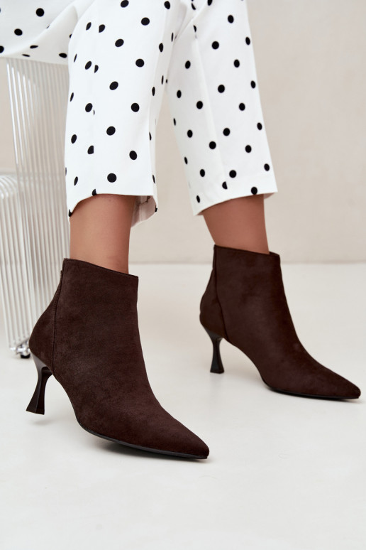 botins femininos isolados com saltos em chocolate Elsya