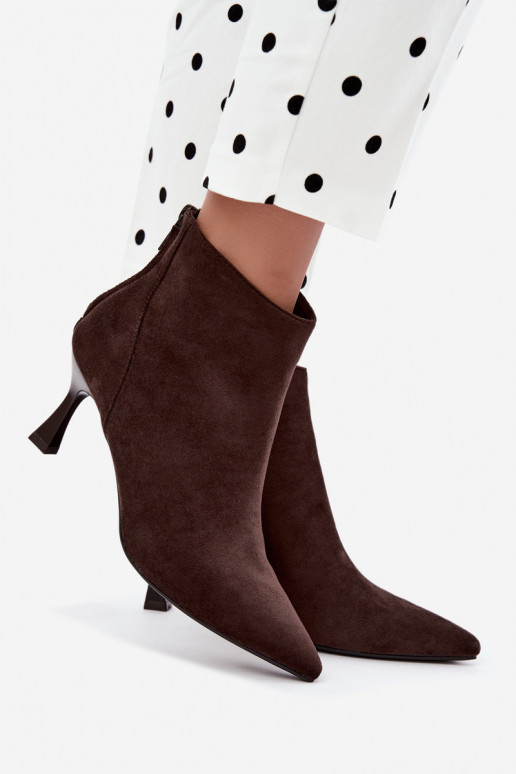 botins femininos isolados com saltos em chocolate Elsya