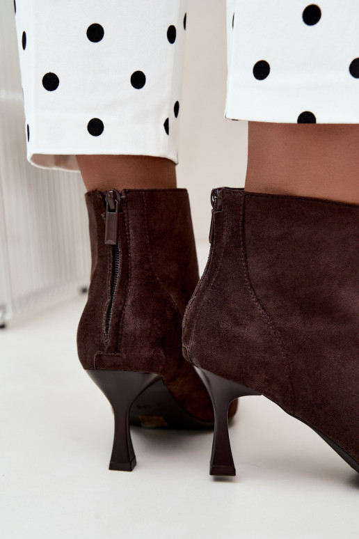 botins femininos isolados com saltos em chocolate Elsya