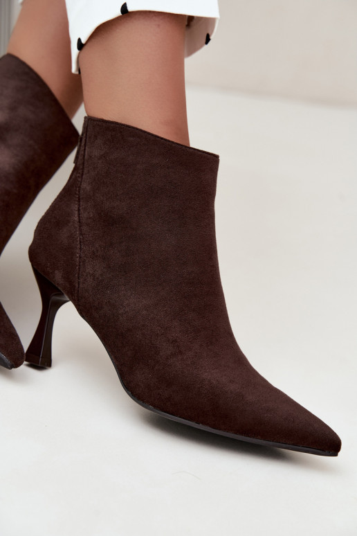botins femininos isolados com saltos em chocolate Elsya