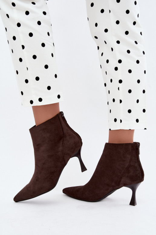 botins femininos isolados com saltos em chocolate Elsya