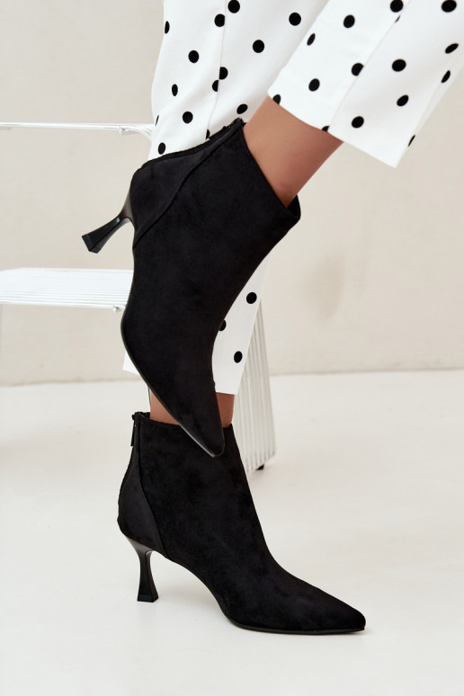 botins femininos isolados com saltos em preto Elsya