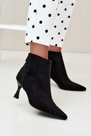 botins femininos isolados com saltos em preto Elsya 2