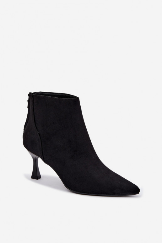 botins femininos isolados com saltos em preto Elsya