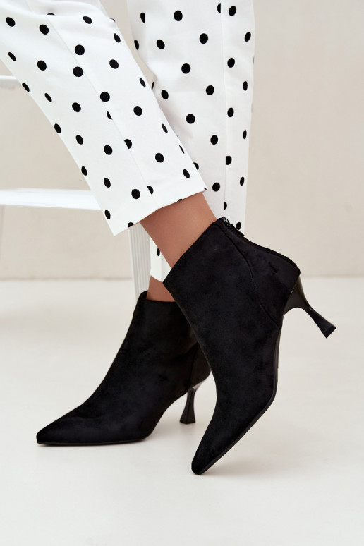 botins femininos isolados com saltos em preto Elsya