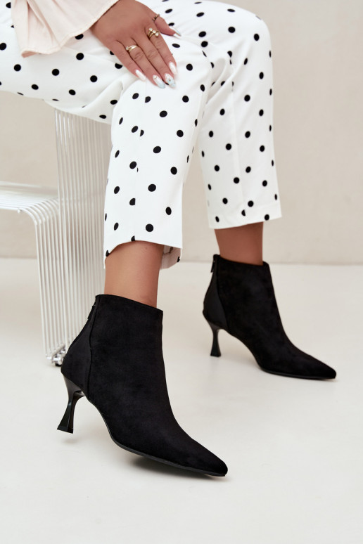 botins femininos isolados com saltos em preto Elsya