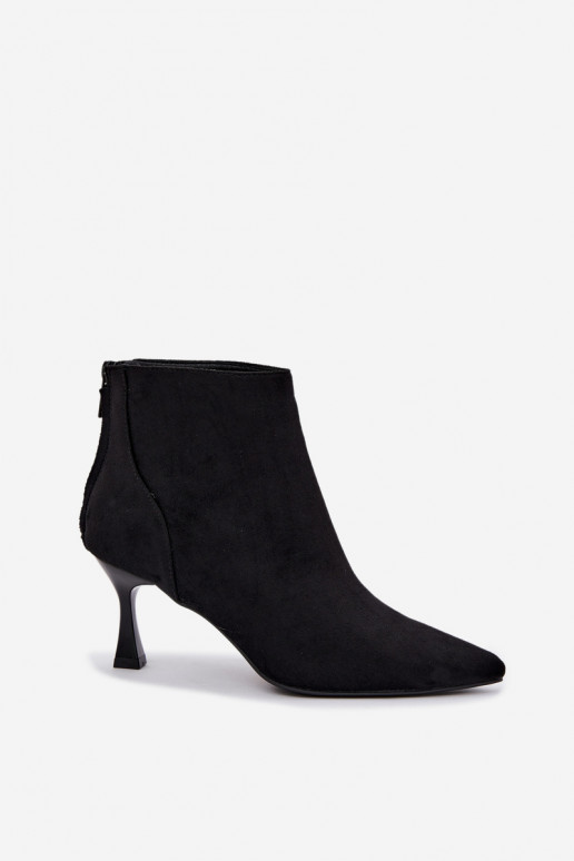 botins femininos isolados com saltos em preto Elsya