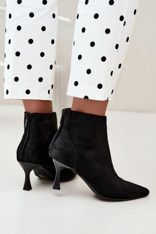 botins femininos isolados com saltos em preto Elsya