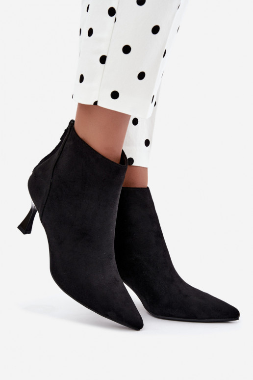 botins femininos isolados com saltos em preto Elsya