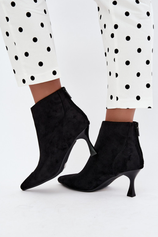 botins femininos isolados com saltos em preto Elsya