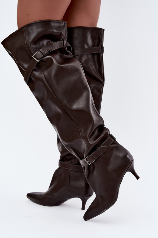 botas altas slip-on com salto e fivelas na cor castanha Jassy