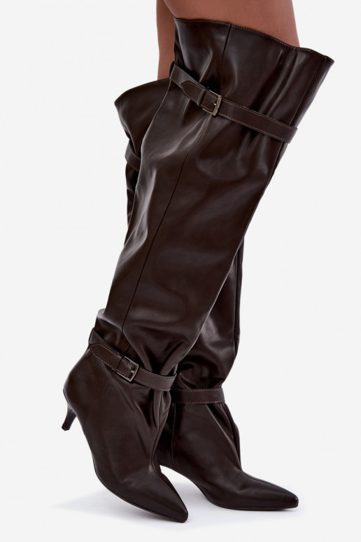 botas altas slip-on com salto e fivelas na cor castanha Jassy