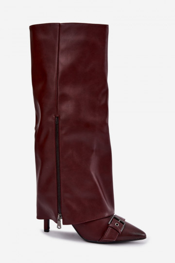 botas altas isoladas com salto fino e fivelas na cor bordô Kelra 2