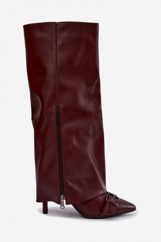 botas altas isoladas com salto fino e fivelas na cor bordô Kelra