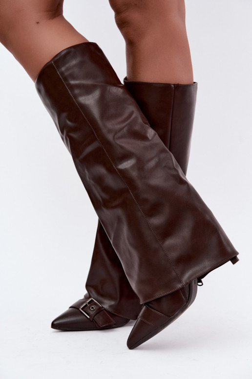 botas altas isoladas com salto fino e fivelas na cor castanha Kelra