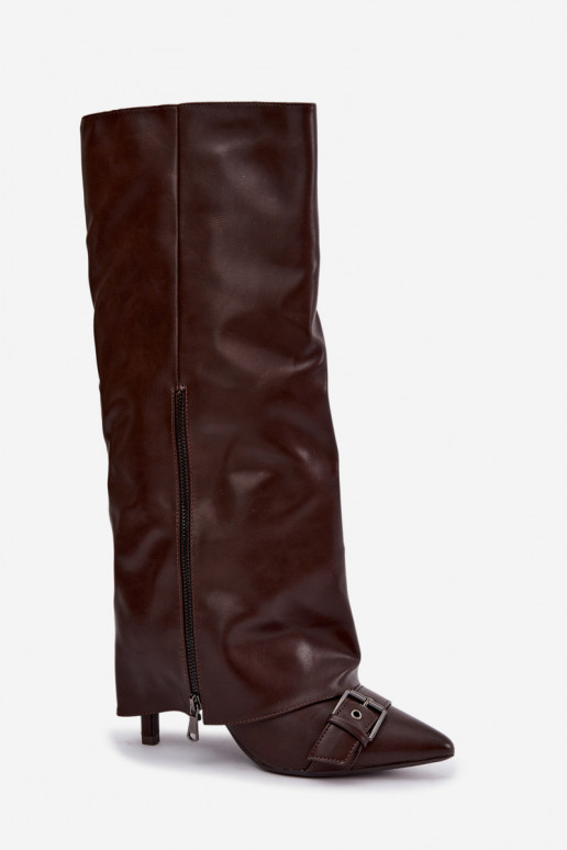 botas altas isoladas com salto fino e fivelas na cor castanha Kelra