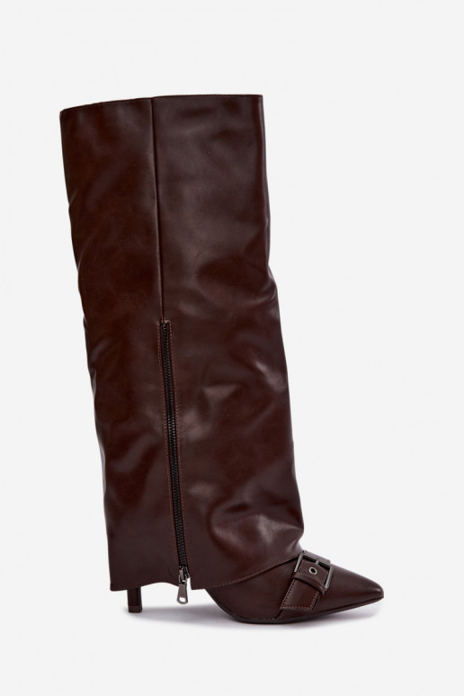 botas altas isoladas com salto fino e fivelas na cor castanha Kelra