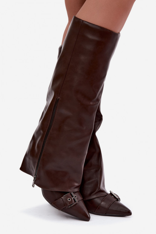 botas altas isoladas com salto fino e fivelas na cor castanha Kelra
