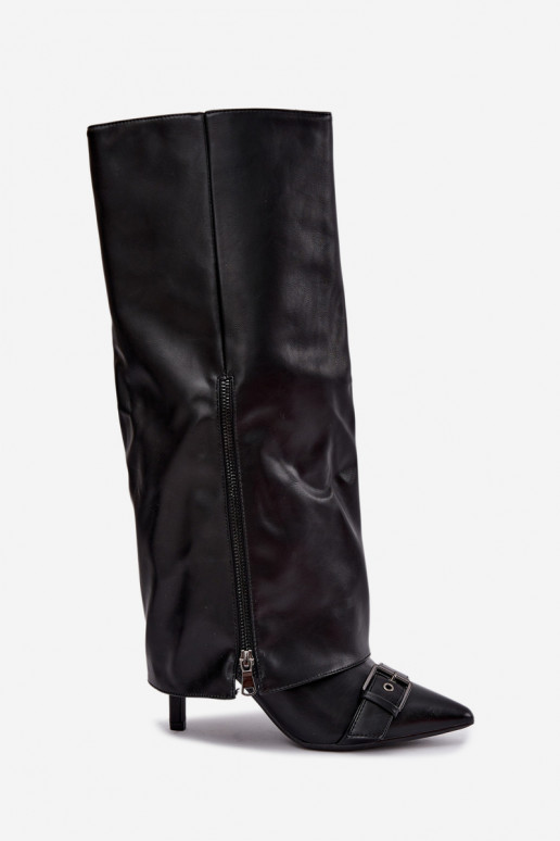 botas altas isoladas com salto fino e fivelas na cor preta Kelra