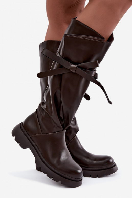 botas femininas de cano alto com salto largo e laços na cor castanha Amely
