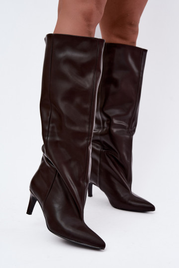 botas femininas de cano alto slip-on com salto em couro sintético na cor castanha Favra