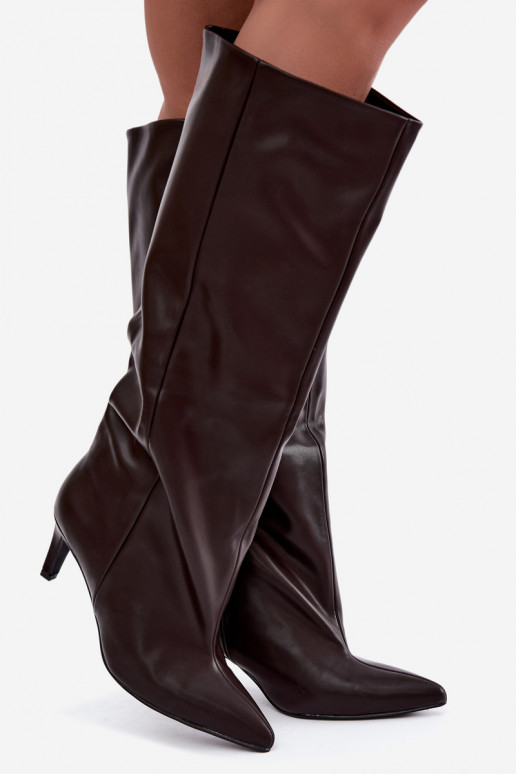 botas femininas de cano alto slip-on com salto em couro sintético na cor castanha Favra