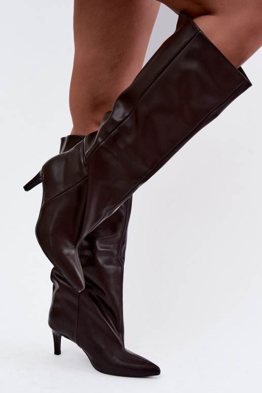 botas femininas de cano alto slip-on com salto em couro sintético na cor castanha Favra
