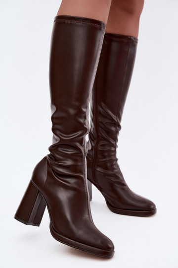 botas femininas de cano alto com costuras no eixo na cor castanha Brivana