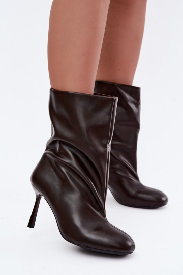 botins slip-on com salto fino na cor castanha Jalisa