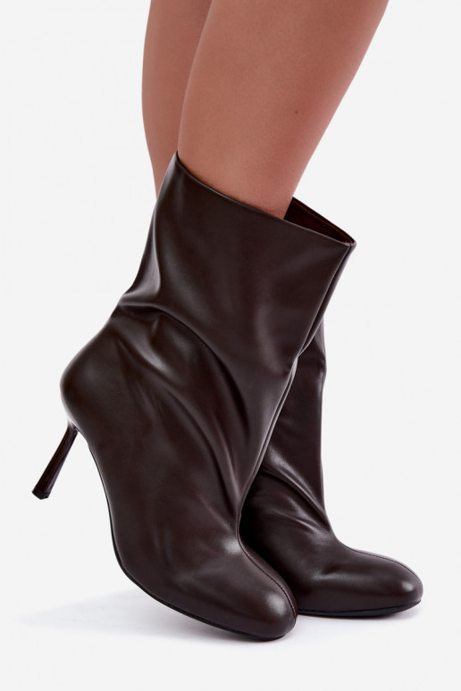 botins slip-on com salto fino na cor castanha Jalisa