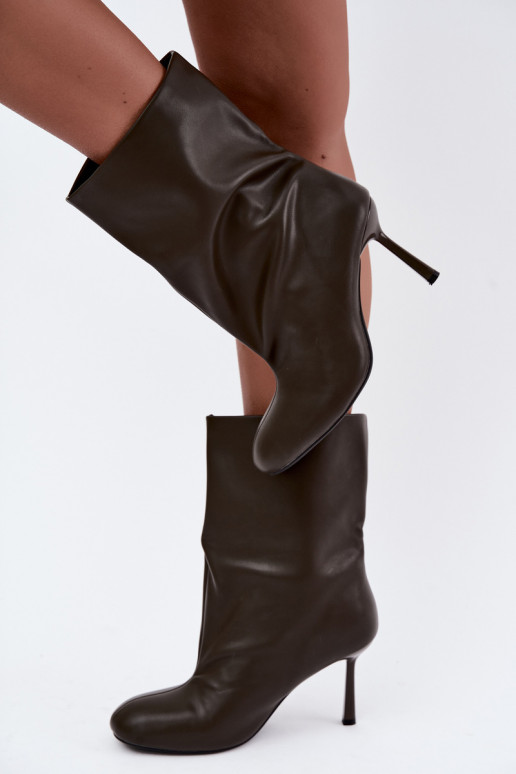 botins slip-on com salto fino na cor caqui Jalisa