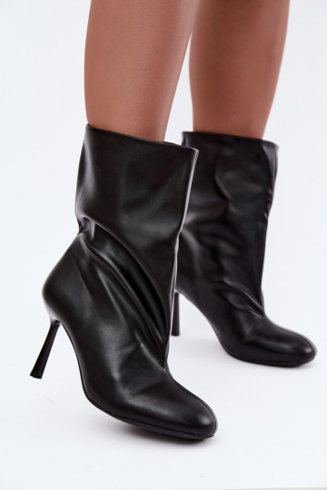 botins slip-on com salto fino na cor preta Jalisa