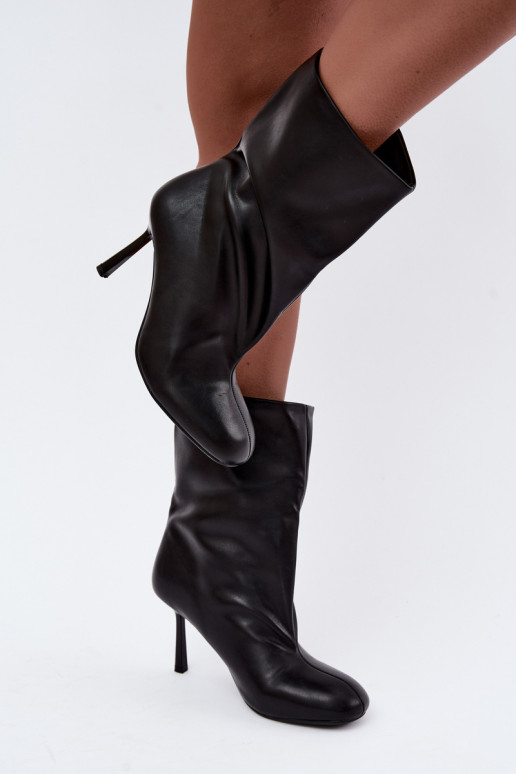 botins slip-on com salto fino na cor preta Jalisa