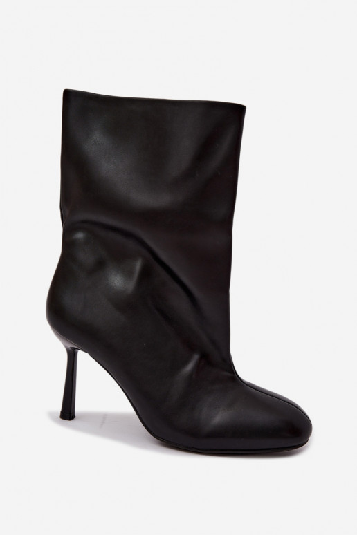 botins slip-on com salto fino na cor preta Jalisa