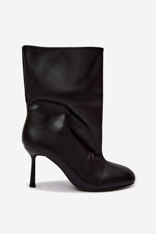 botins slip-on com salto fino na cor preta Jalisa