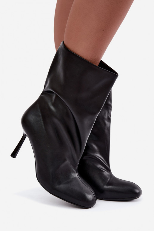 botins slip-on com salto fino na cor preta Jalisa