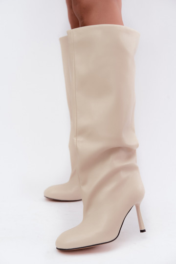 Botas femininas de cano alto slip-on com saltos finos na cor marfim Caliya