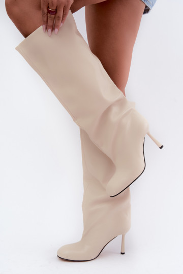 Botas femininas de cano alto slip-on com saltos finos na cor marfim Caliya 2