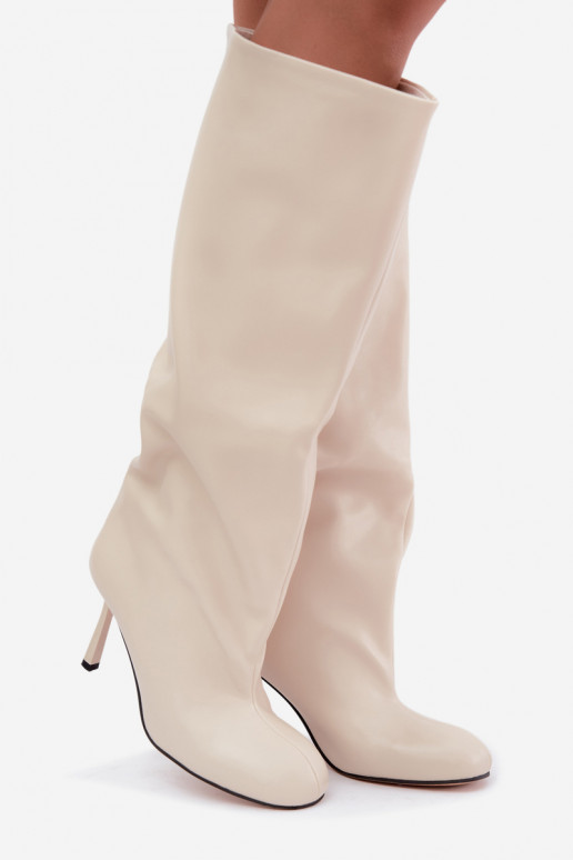 Botas femininas de cano alto slip-on com saltos finos na cor marfim Caliya