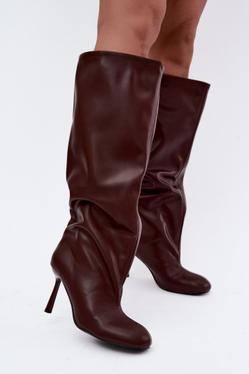 Botas femininas de cano alto slip-on com saltos finos na cor bordô Caliya