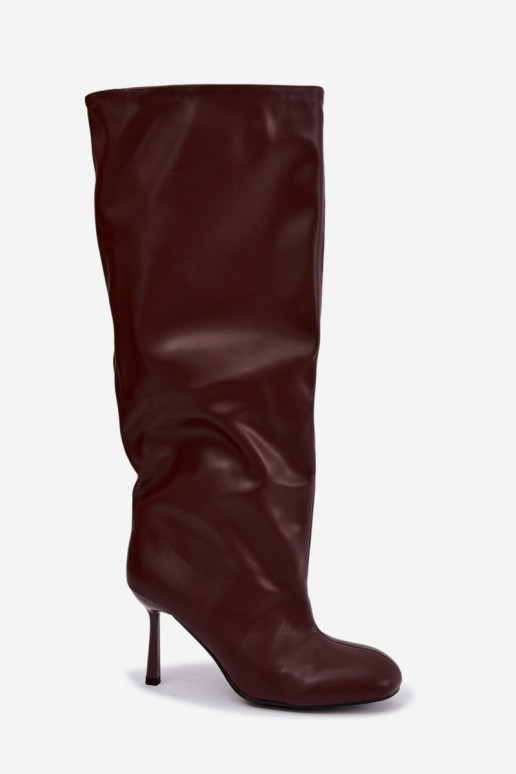 Botas femininas de cano alto slip-on com saltos finos na cor bordô Caliya
