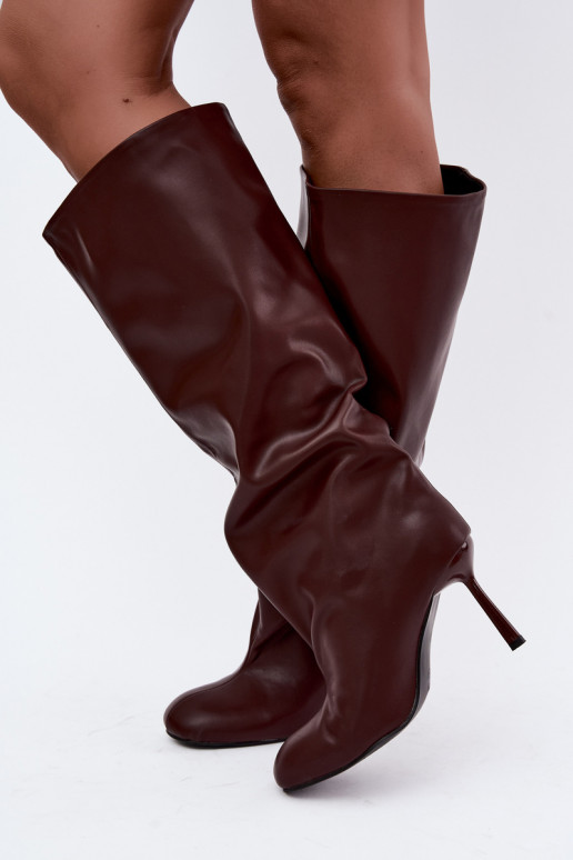 Botas femininas de cano alto slip-on com saltos finos na cor bordô Caliya